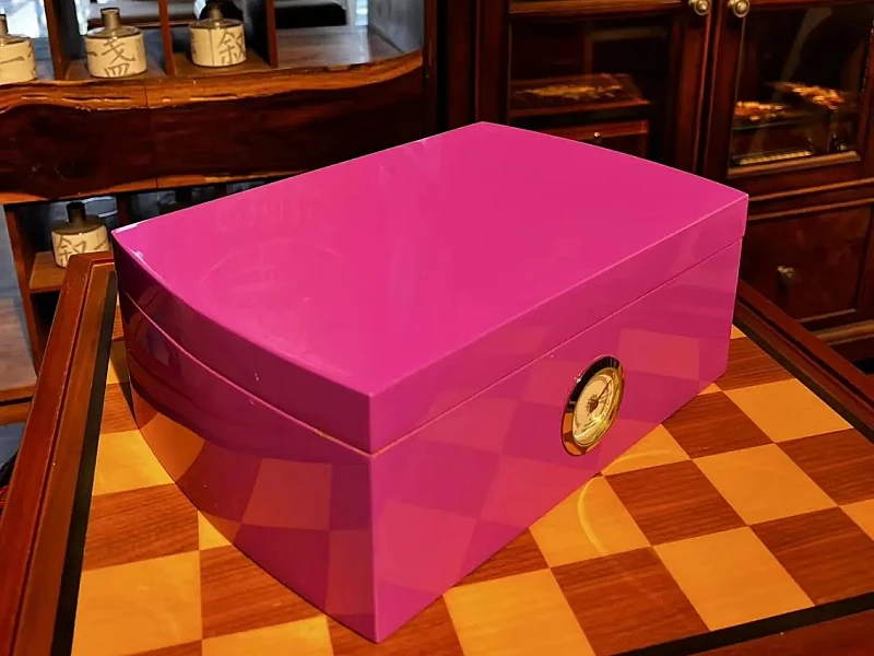 High-gloss piano lacquer cigar box